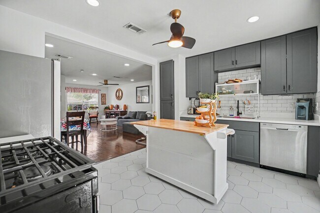 Building Photo - 5226 Pomander Rd