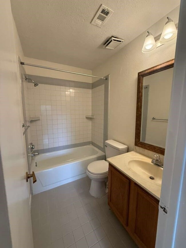 Building Photo - 10550 Walnut Glen Dr