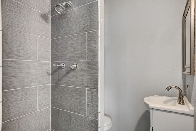 Building Photo - MOVE IN SPECIAL!! APPLY BY 10/1, $150 OFF ...