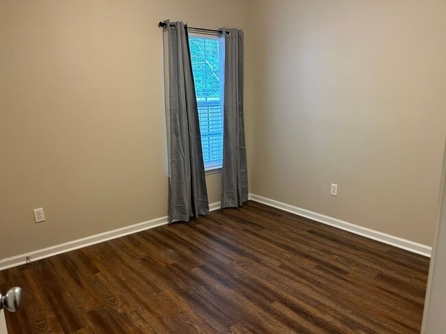 Building Photo - Cozy 3 Bed 2 Bath Home! Available August!