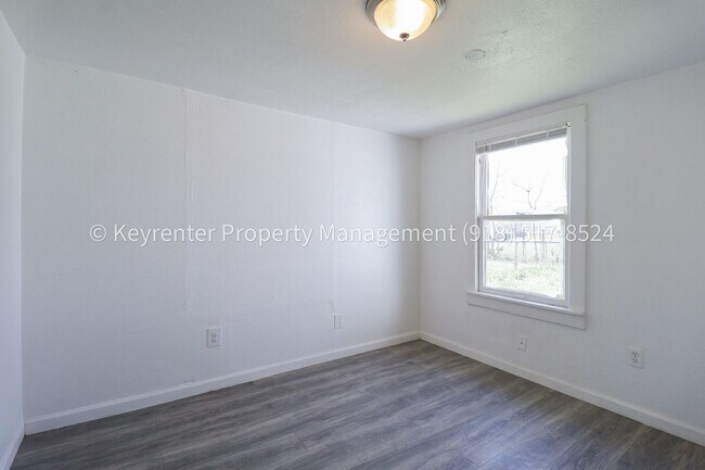 Building Photo - 732 N Victor Ave