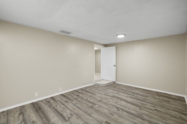 Building Photo - Beautiful 3bdrm/2bath home with attached garage and large yard $1,595.00 ** Ready Now** MOVE IN B...