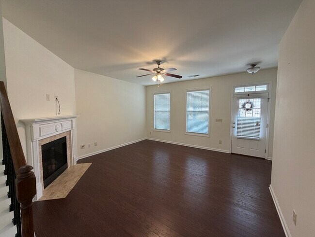 Building Photo - Master Bedroom on Main Floor