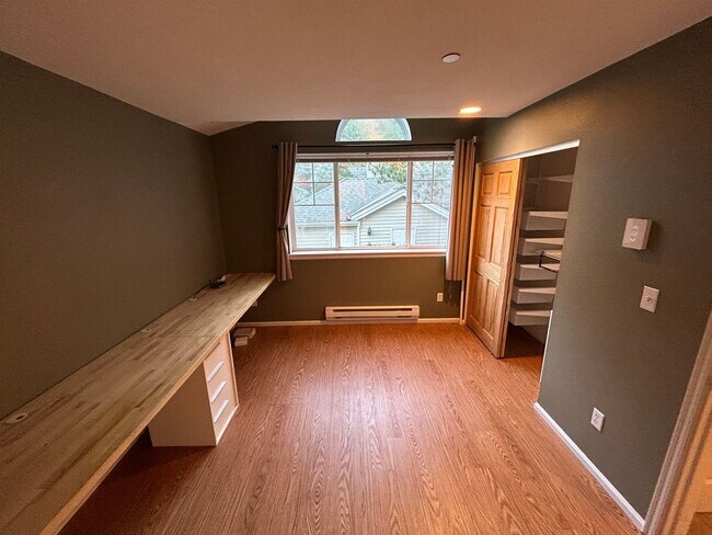Building Photo - 3 Bed, 2.5 bath Townhome w/1-car garage in Highland Park neighborhood of Renton, $3,075/mo.