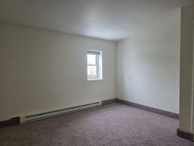 Building Photo - Freshly Renovated 2 Bedroom Townhome!