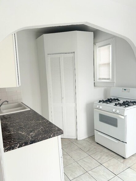 Building Photo - 501 Peabody St NW