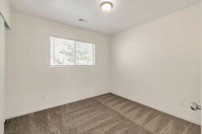 Building Photo - REFRESHED 5-Bedroom Home in Desirable Draper - Pet Friendly - NEW CARPET UPSTAIRS | Refreshed kit...