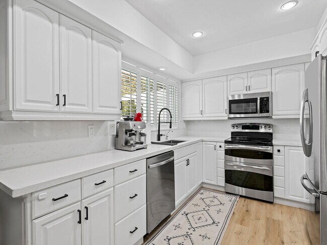 Building Photo - Coastal Elegance Awaits! Stunning 5-Bedroom Home in Prime Fort Lauderdale Location