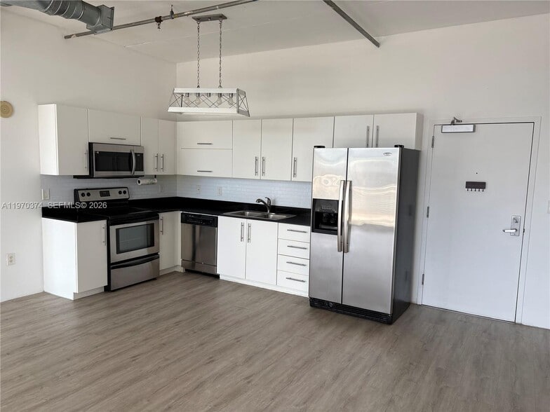 Building Photo - 444 NE 30th St