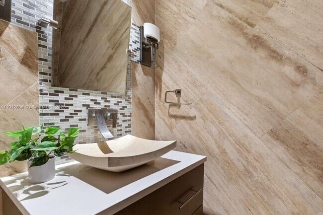 Building Photo - 808 Brickell Key Dr