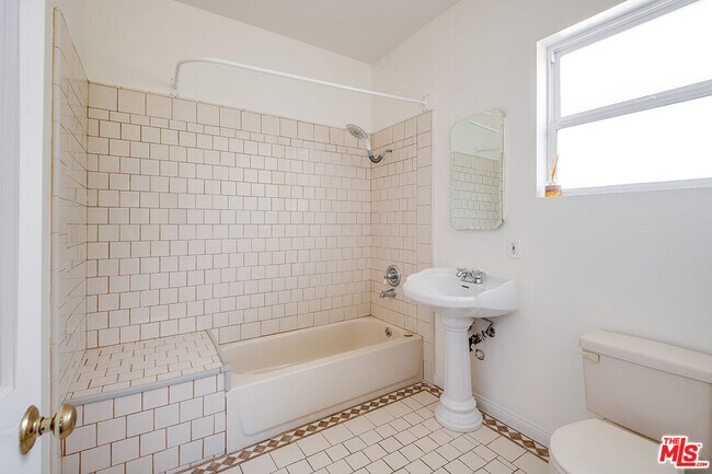 Building Photo - 15242 La Maida St