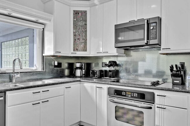 Building Photo - 1712 NE 18th Ave