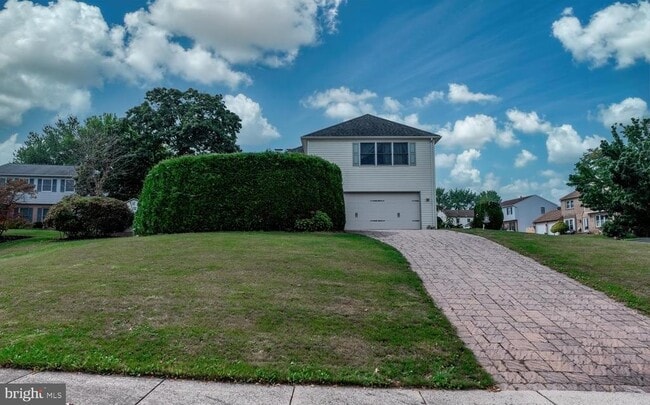 Building Photo - 211 Caravan Dr