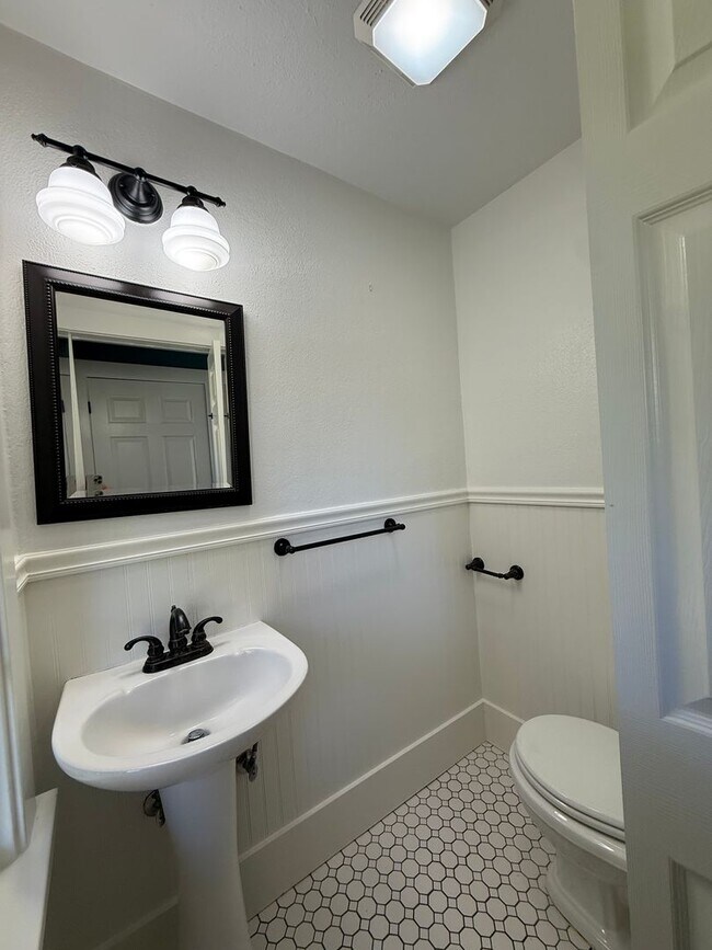 Building Photo - Charming historic home McMinnville 4 bed / 2.5 bath