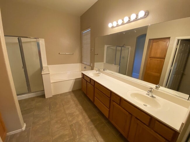 Building Photo - Dream Home in Power Ranch!