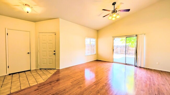 Building Photo - Beautiful 3BD/2BTH Single Family Home on C...