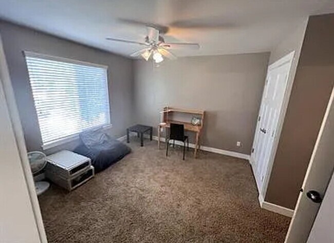Building Photo - Great Neighborhood 3bd/ 2.5 Avail. Nov. 28th