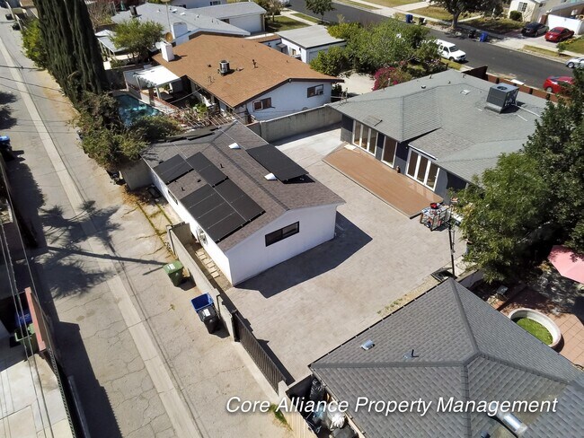 Building Photo - 20422 Schoenborn St