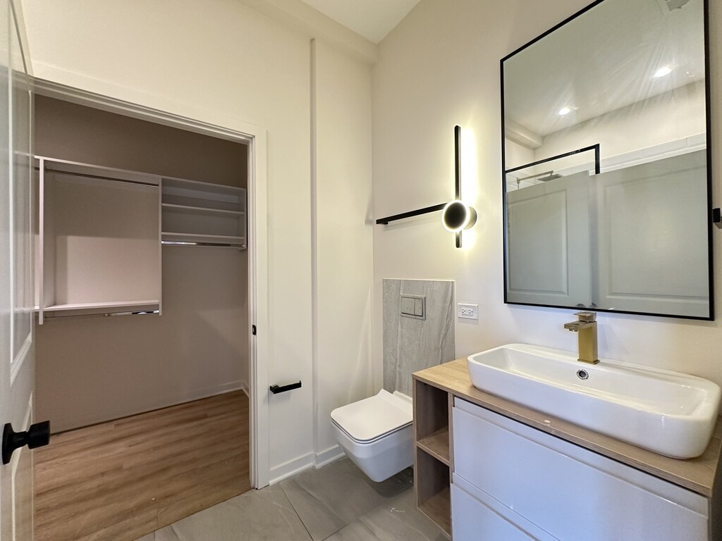 Building Photo - 6340 W Belmont Ave