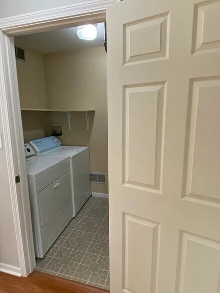 Building Photo - 2630 College Hill Cir