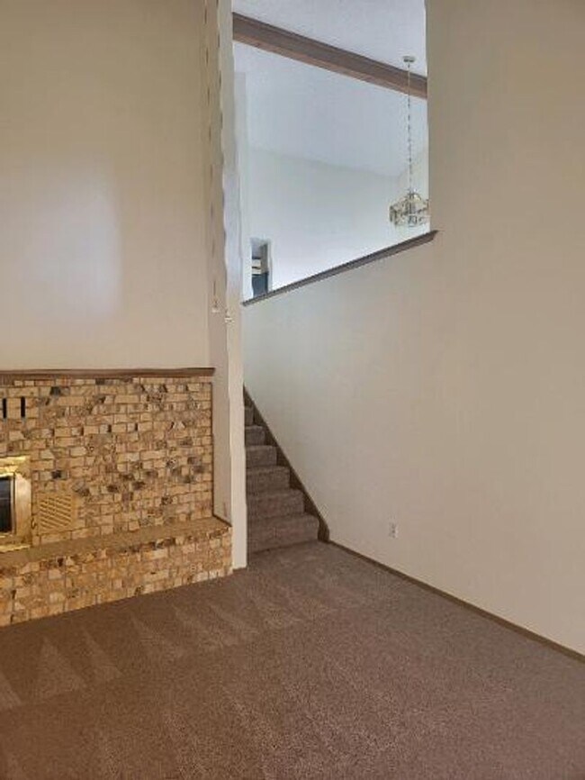 Building Photo - Classic North Tacoma 4 Bedroom Tri-Level with Peak a Boo View!