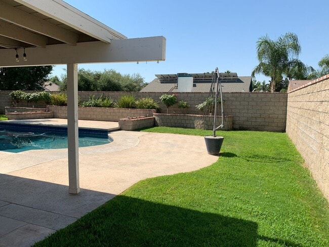 Building Photo - Beautiful 3 Bed West Bakersfield Home W/Po...