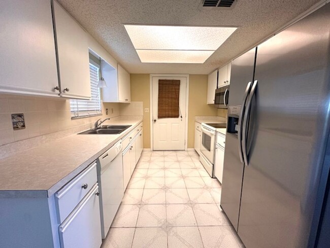 Building Photo - Spruce Creek South