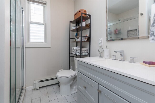 Building Photo - 420 E 6th St