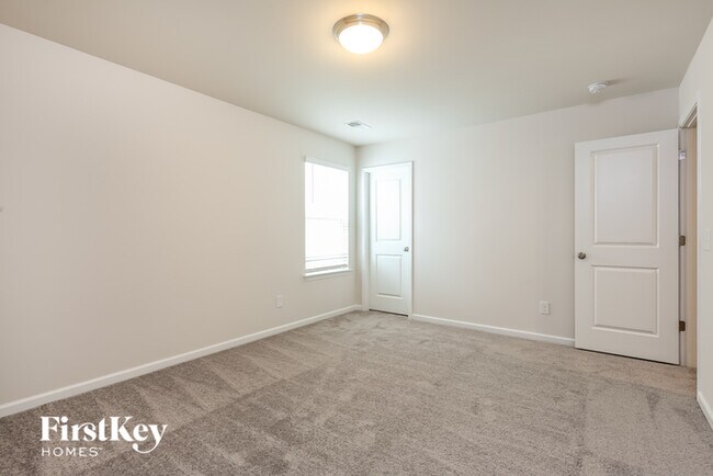 Building Photo - 574 Hillpark Ln