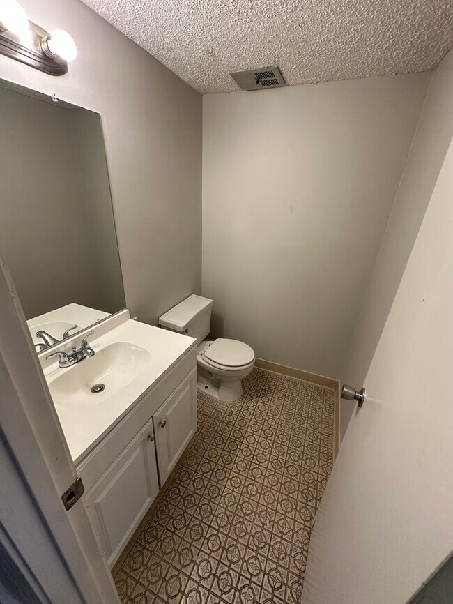 Building Photo - Updated Two Bedroom Townhome