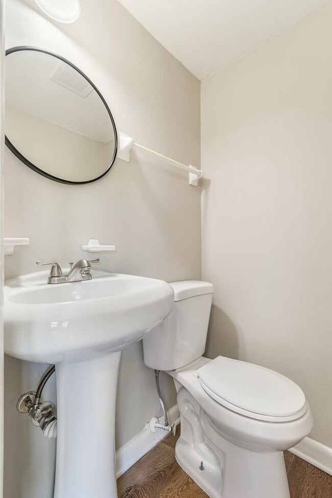 Building Photo - Charming 3-Bedroom 1.5 Bath Oasis in Bellevue