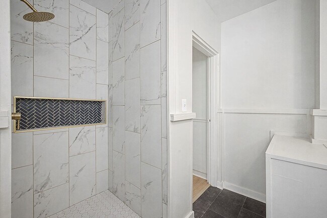 Building Photo - 1008 N Van Buren St