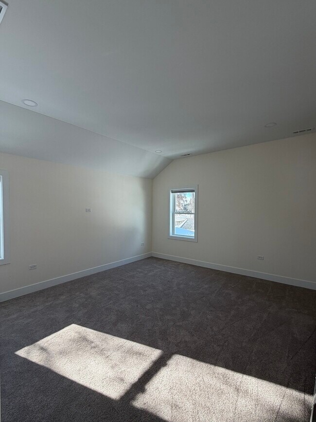 Building Photo - 915 S Spencer Rd