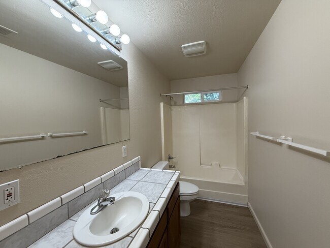 Building Photo - 524 W 1st Ave