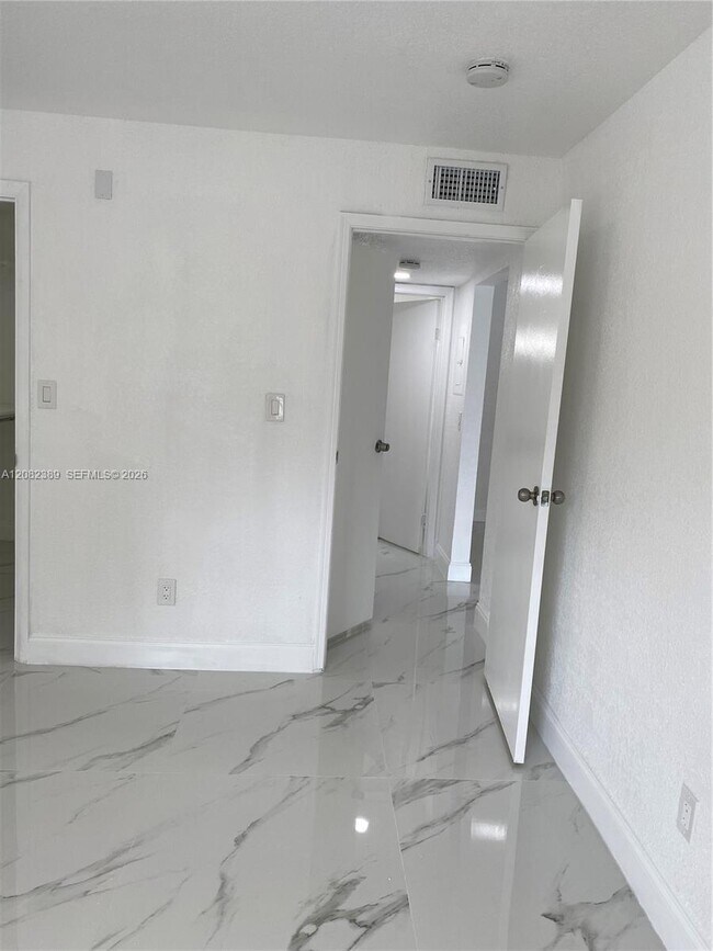 Building Photo - 733 Riverside Dr