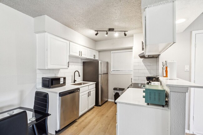 Building Photo - 2545 Thomason Cir