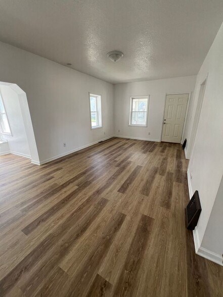 Building Photo - 509 W Pleasant St