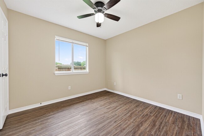 Building Photo - 11655 Lakeview Manor Dr