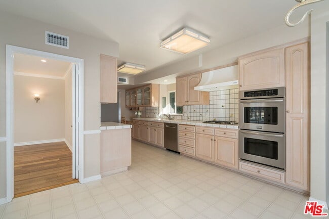 Building Photo - 14972 Camarosa Dr