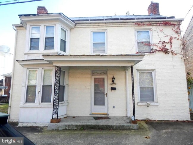 Primary Photo - 507 W John St