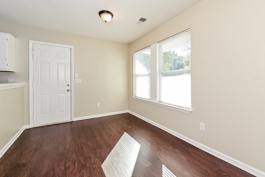 Building Photo - 3122 Chippewa Dr