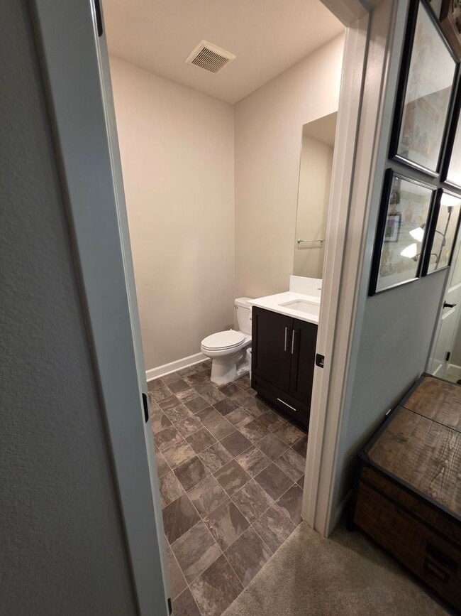 Building Photo - Gorgeous highly upgraded townhome in the b...