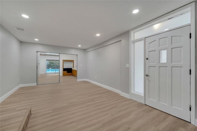 Building Photo - 2303 Bonneville Dr