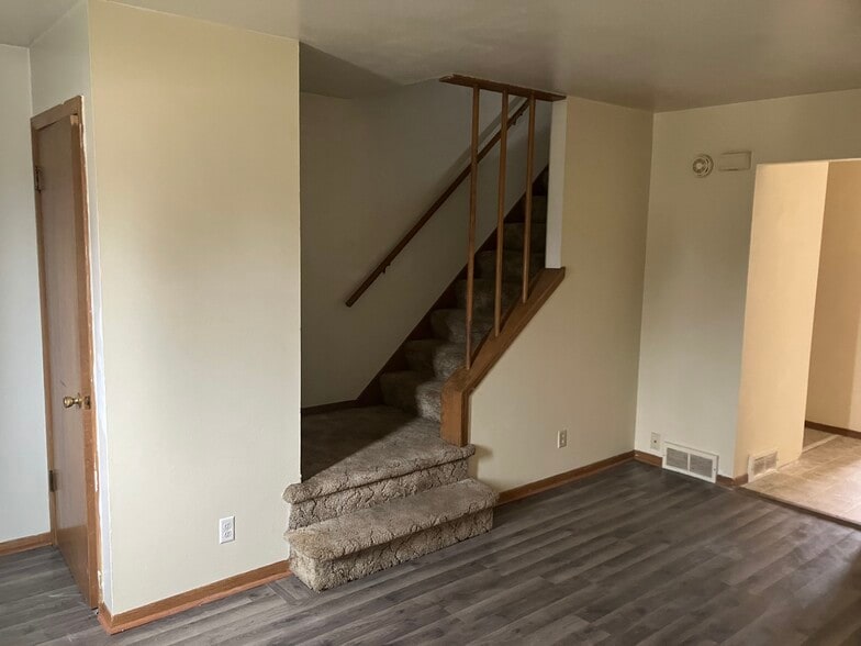 2 story! - 1422 Willow Ln