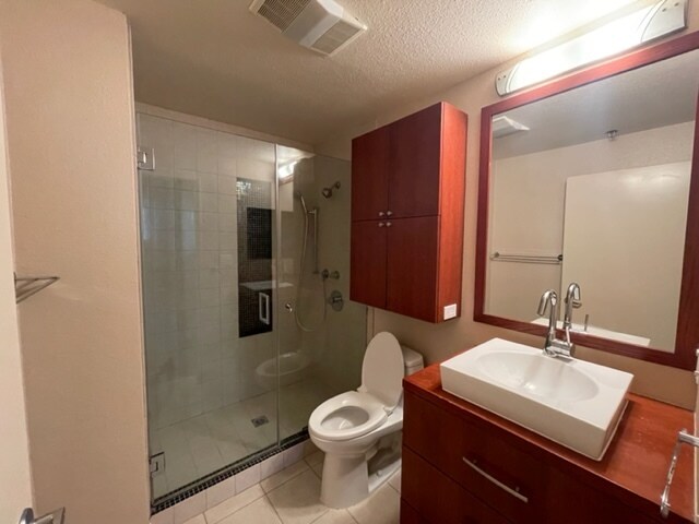 Building Photo - 2222 N Beachwood Dr