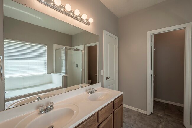 Building Photo - 21902 Silverfield Park Ln