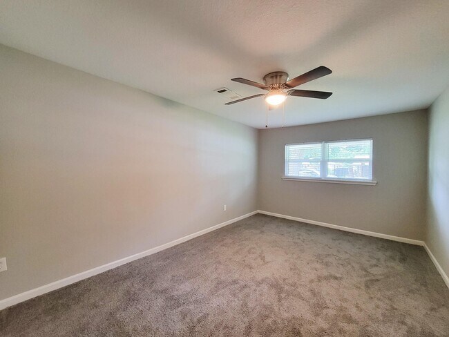 Building Photo - 5606 Willow Glen Dr