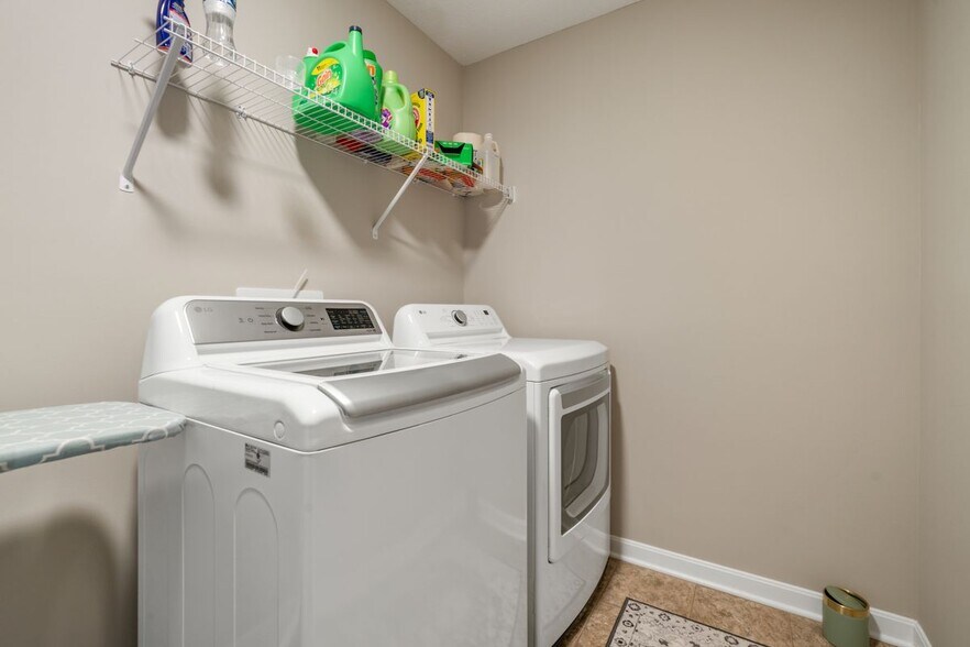 Building Photo - 1033 Quarry Oak Dr