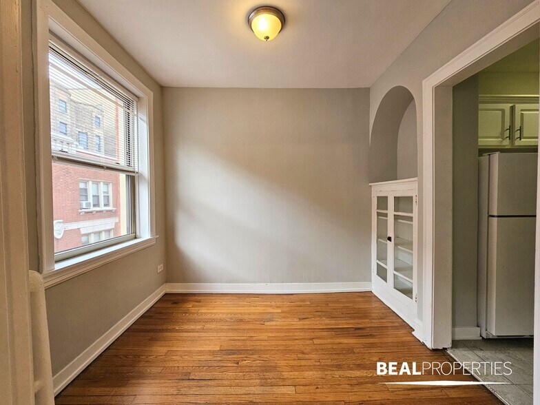 Building Photo - 542 W Surf St