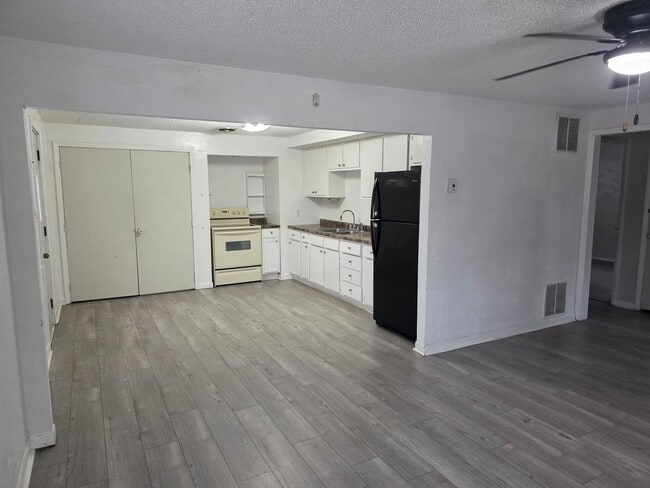 Building Photo - 2 bed, 1 bath Home in Elkhart IN   ACCEPTING SECTION 8